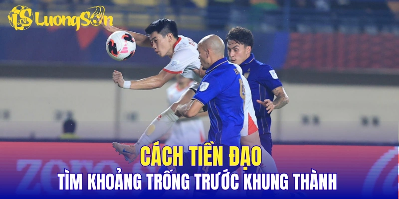 Cách tiền đạo tìm khoảng trống trước khung thành
